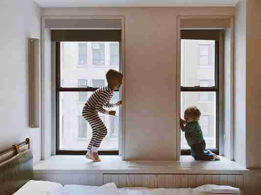 Cómo añadir más seguridad a las ventanas para proteger a los niños